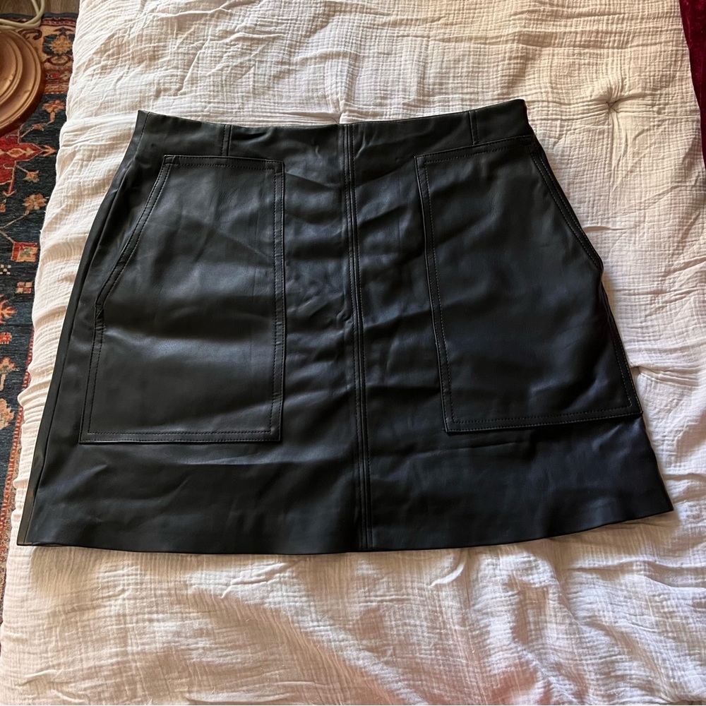 ☀️ H&M black faux leather skirt